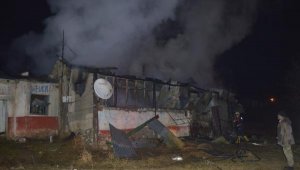 Sobadan çıkan kıvılcımlar evi yaktı, mahsur kalan kişiyi köylüler kurtardı
