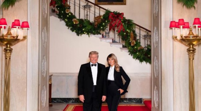 Trump çiftinden smokinli Noel pozu