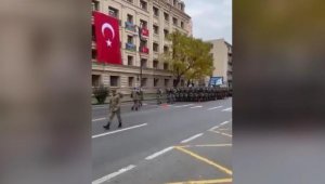 Türk Komandosu Azerbaycan'ı "Vatan sana canım feda" marşıyla inletti