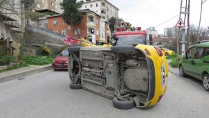 Ümraniye'de kaza yapan taksi yan yattı; Sürücüyü itfaiye çıkardı