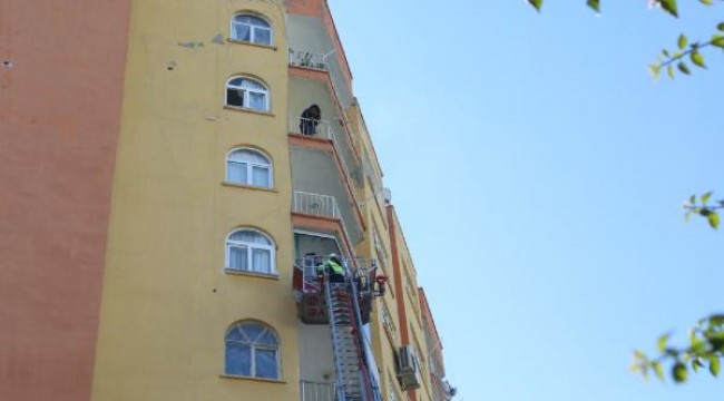 Yangında mahsur kalan 4 kişi itfaiye merdiveni ile kurtarıldı; çocukları için eve girdi