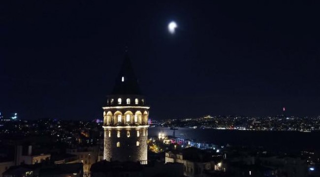 Yılın son dolunayı İstanbul'un simgeleriyle böyle görüntülendi 