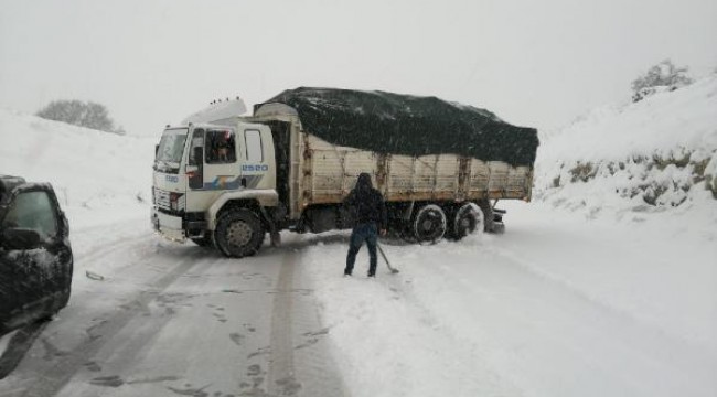 Balıkesir- Savaştepe karayolu, 'kar' nedeniyle ulaşıma kapandı