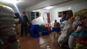 Bayramiç'te sağanak yağmurda ev ve iş yerlerini su bastı