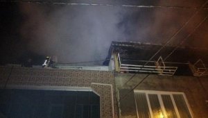 Bursa'da iki katlı binanın çatısında çıkan yangın paniğe neden oldu