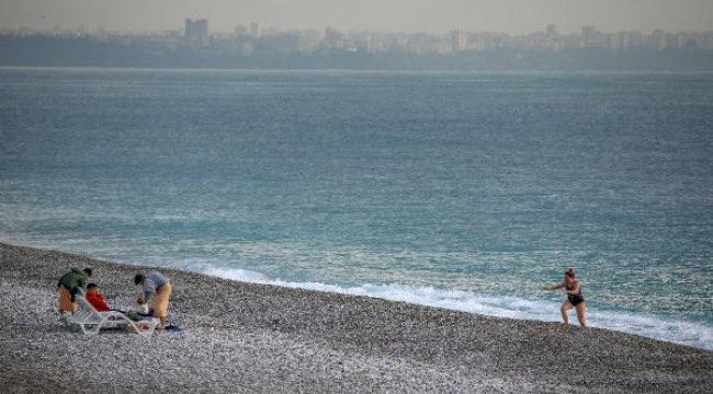 Denizin havadan sıcak olduğu Antalya'da sahil, turistlere ve martılara kaldı