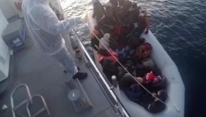 İzmir'de 32 kaçak göçmen kurtarıldı
