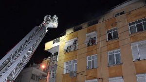 İzmir'de 5 katlı binanın çatı katında yangın paniğe neden oldu
