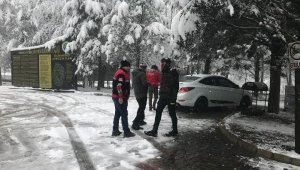 Kar manzarası çekmek isterken dronu ağaca takıldı