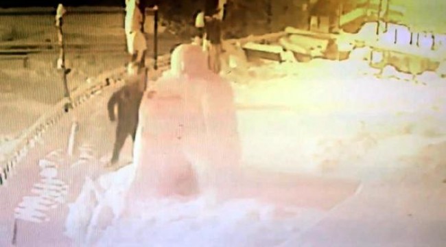 Kardan adama yumrukla saldırdığı anlar kamerada