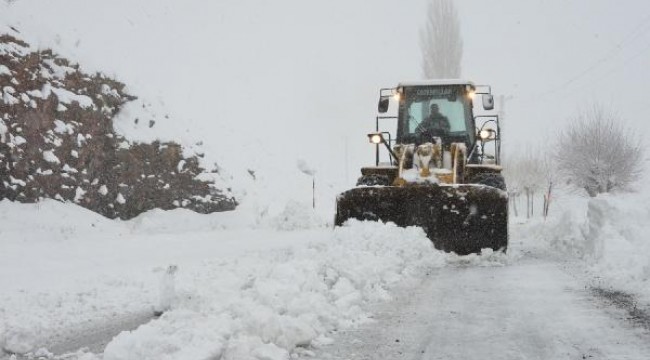 Malatya'da, kırsal bölgelerde karla kapanan mahalle yolları açıldı