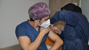 Malatya'da sağlık çalışanlarının aşılanmasına başlandı
