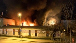Maltepe'de geri dönüşüm deposu alev alev yandı, mahalleli depo sahibine saldırdı