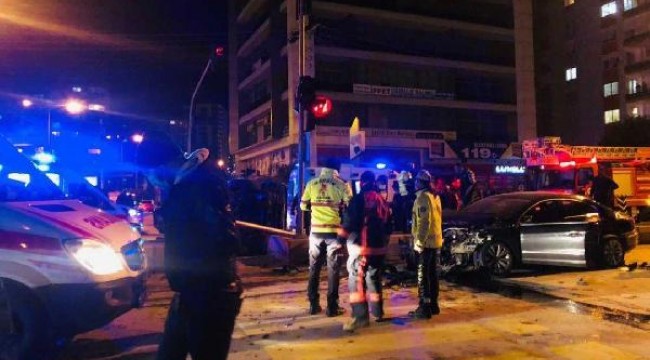 Özel harekat polislerini taşıyan zırhlı araç ile otomobil çarpıştı: 6 yaralı
