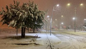 Sivas'ta kar yağışı etkili olurken, ulaşımda aksaklıklar yaşandı lar