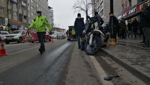Sivas'ta, motosikletin çarptığı kadın ağır yaralandı
