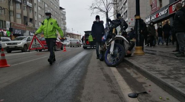 Sivas'ta, motosikletin çarptığı kadın ağır yaralandı