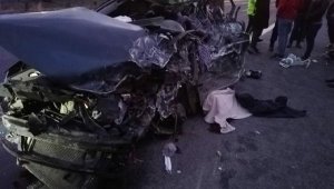Tarsus'ta karşı şeride geçen TIR, otomobili biçti: Aynı aileden 5 kişi öldü, 2 yaralı
