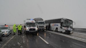 Yağış nedeniyle kayan otobüs, kamyonete çarptı: 5 yaralı