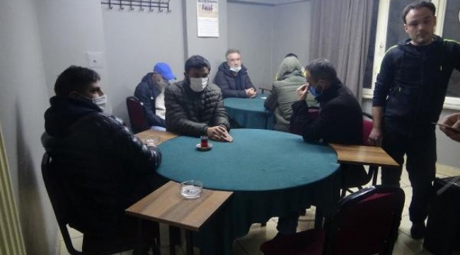 Berberden girilen kahvehaneye polis baskını; 22 kişiye 69 bin TL ceza