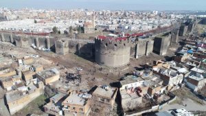 Diyarbakır'da 'diriliş' sloganıyla surların kaçak yapılardan arındırılmasına devam ediliyor