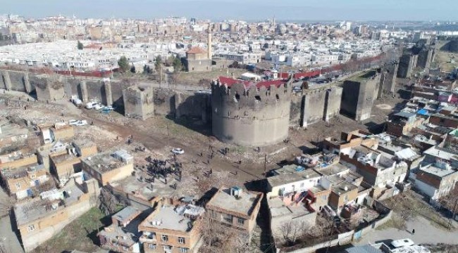 Diyarbakır'da 'diriliş' sloganıyla surların kaçak yapılardan arındırılmasına devam ediliyor