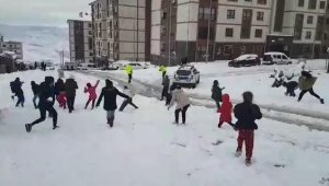 Şırnak'ta çocuklar ve polislerin kar topu savaşı
