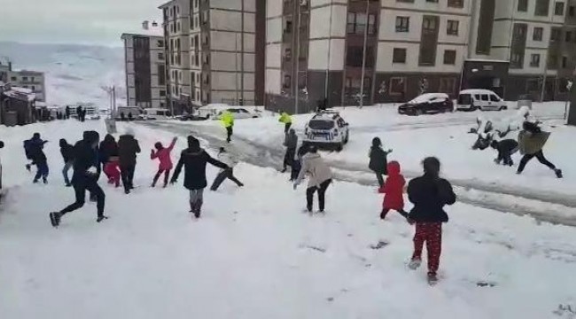 Şırnak'ta çocuklar ve polislerin kar topu savaşı