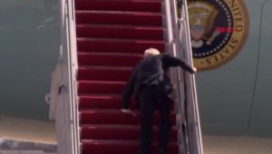 ABD Başkanı Biden uçağa binerken 3 kez düştü
