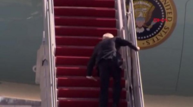 ABD Başkanı Biden uçağa binerken 3 kez düştü