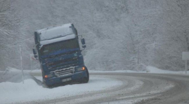 Domaniç'te etkili olan 'kar' ulaşımı aksattı