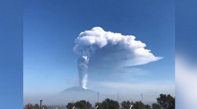 Dumanı üstünde Etna yanardağından ürküten görüntü