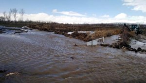 Erciş'te sağanak sele neden oldu, yollar ve köprüler çöktü