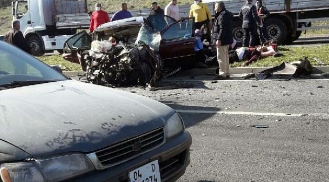 İzmir'de kaza: 2 ölü, 4 yaralı