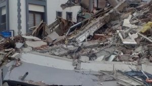 İzmir'de yıkımı yapılan hasarlı bina sağlam binanın üzerine çöktü vatandaşlar panik yaşadı