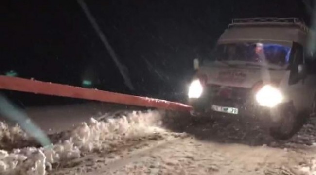 Karlı yolda mahsur kalan yolcu minibüsündeki 8 kişi kurtarıldı