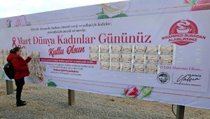Kayseri'de billboardlardan kadınlara kahve ikramı