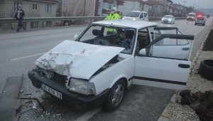 Manisa'da TIR'a çarpan otomobildeki 5 kişi yaralandı