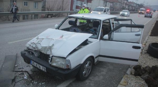 Manisa'da TIR'a çarpan otomobildeki 5 kişi yaralandı
