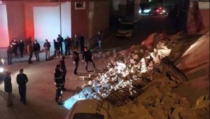 Nevşehir'de istinat duvarı çöktü, 3 otomobilde hasar oluştu