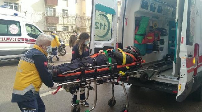 Otomobilin çarptığı motosikletteki anne ve oğlu yaralandı