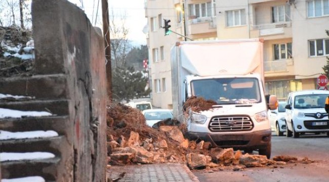 Sivas'ta istinat duvarı park halindeki kamyonetin üzerine yıkıldı