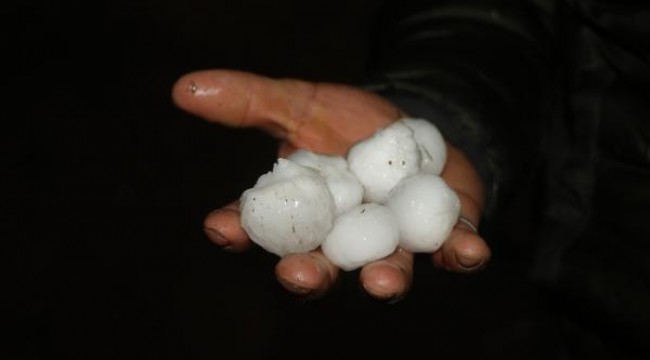 Tokat'ta dolu yağışı kenti beyaza bürüdü