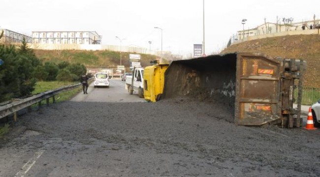 Ümraniye'de harç yüklü kamyon devrildi; trafik kilitlendi