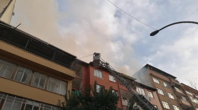 Bacadan başlayan yangın, binanın çatısını kül etti