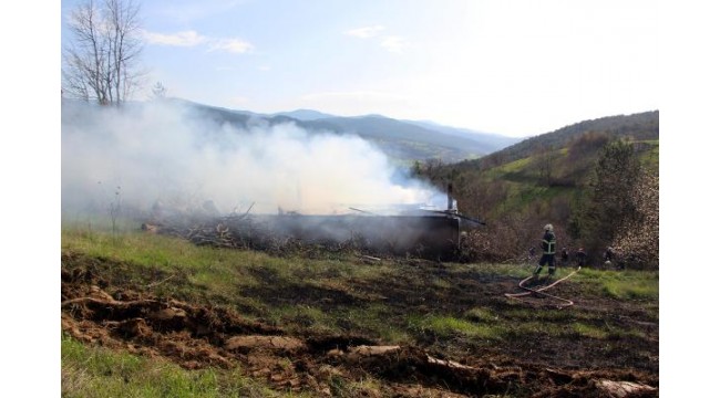 Bolu'da kullanılmayan köy okulu yandı