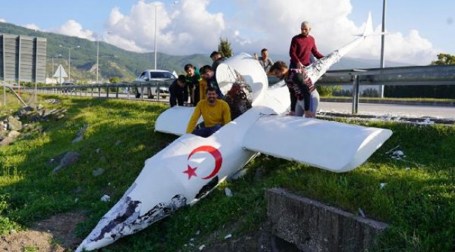 Sosyal medya fenomeni, tasarladığı maket uçakla şarampole devrildi