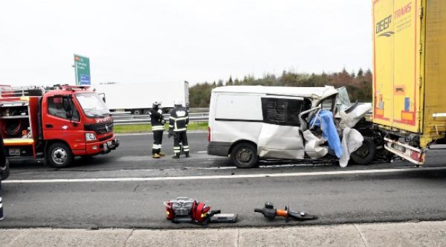 Tekirdağ'da baklava yüklü minibüs, TIR'a çarptı: 1 ölü
