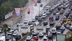 Antalya'da 5 dakika süren sağanak, trafiği felç etti