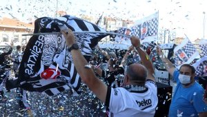 Beşiktaşlı taraftarlardan, Çanakkale Boğazı'nda çifte kupayla kutlama